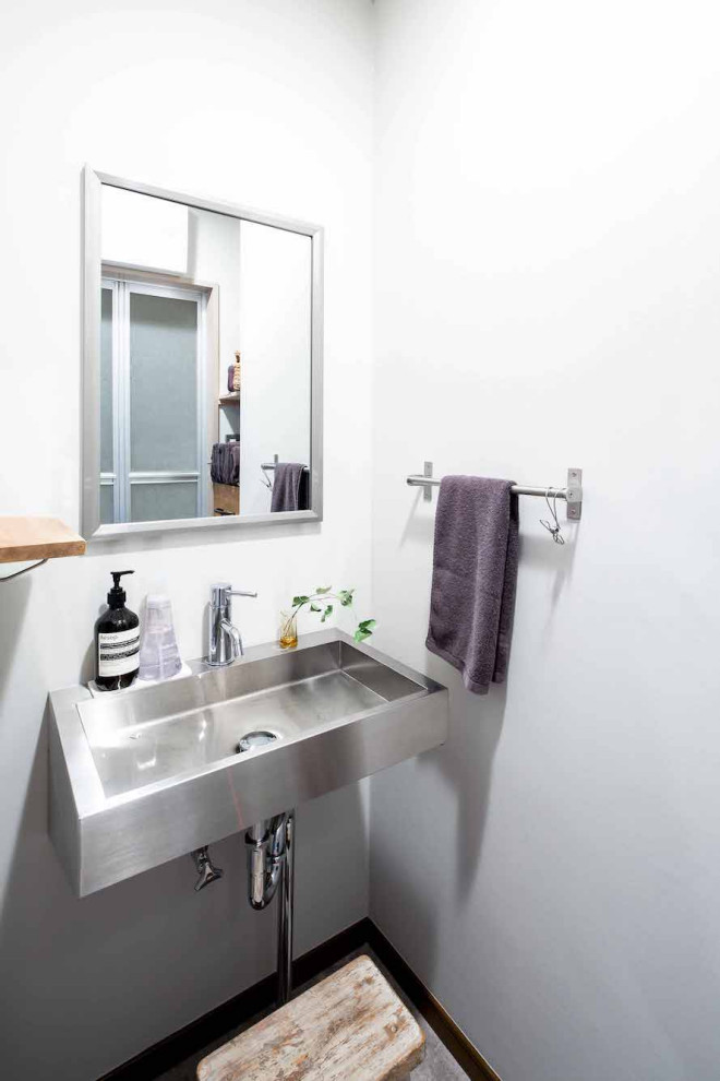 インダストリアルスタイルのおしゃれなトイレ・洗面所 (ステンレスの洗面台) の写真