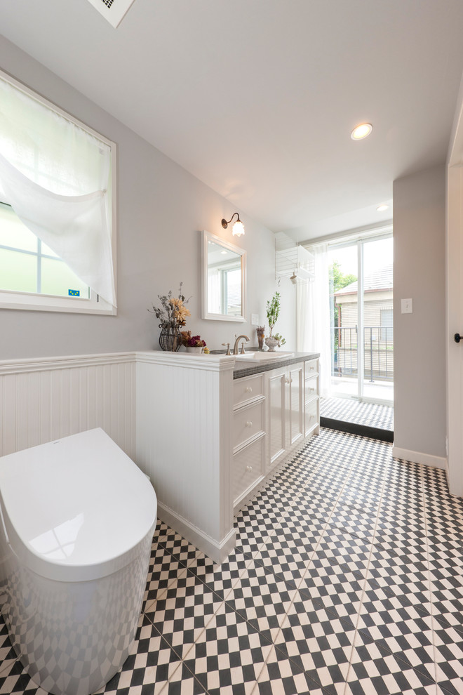 Immagine di un bagno di servizio chic con pareti grigie e pavimento multicolore