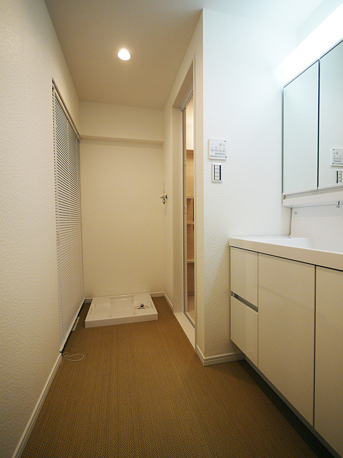 Bild på ett skandinaviskt toalett, med vita skåp, vita väggar och beiget golv
