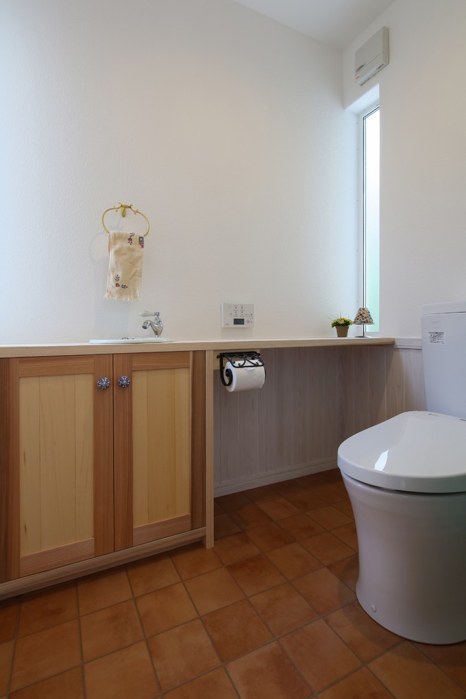 Idée de décoration pour un WC et toilettes style shabby chic avec un plan de toilette en terrazzo.