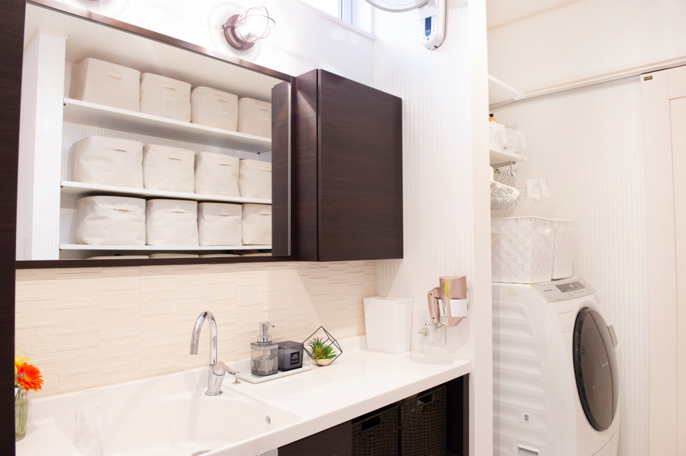 Modern inredning av ett litet vit vitt toalett, med möbel-liknande, skåp i mörkt trä, vit kakel, keramikplattor, plywoodgolv, ett integrerad handfat, bänkskiva i akrylsten och vitt golv