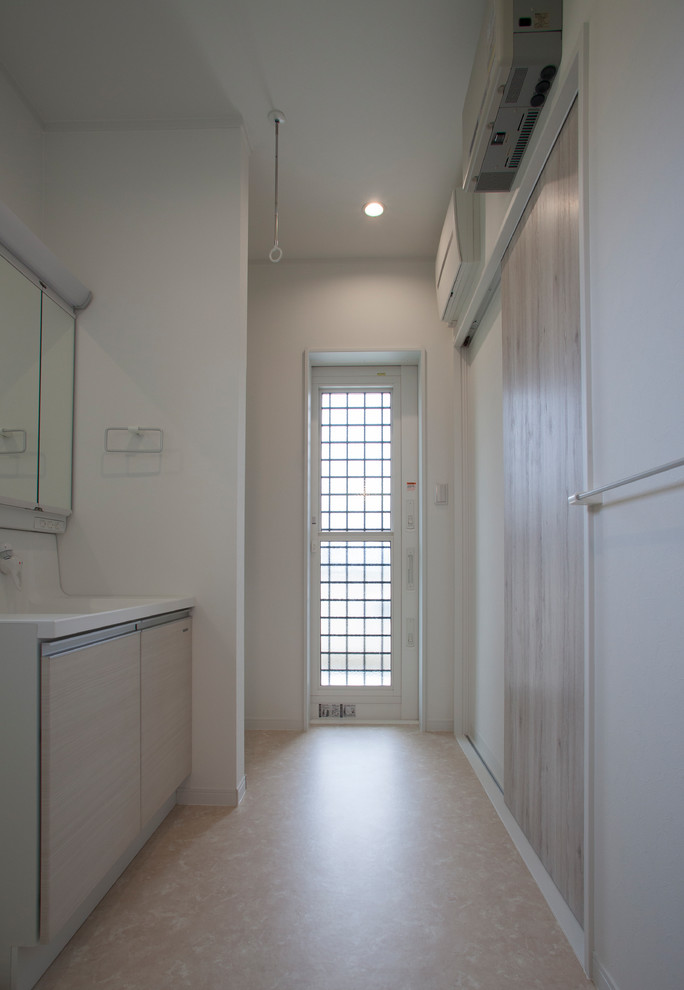 Immagine di un bagno di servizio moderno con pareti bianche e top bianco