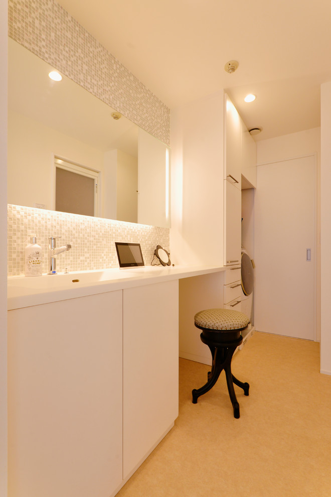 Design ideas for a modern cloakroom in Tokyo Suburbs.