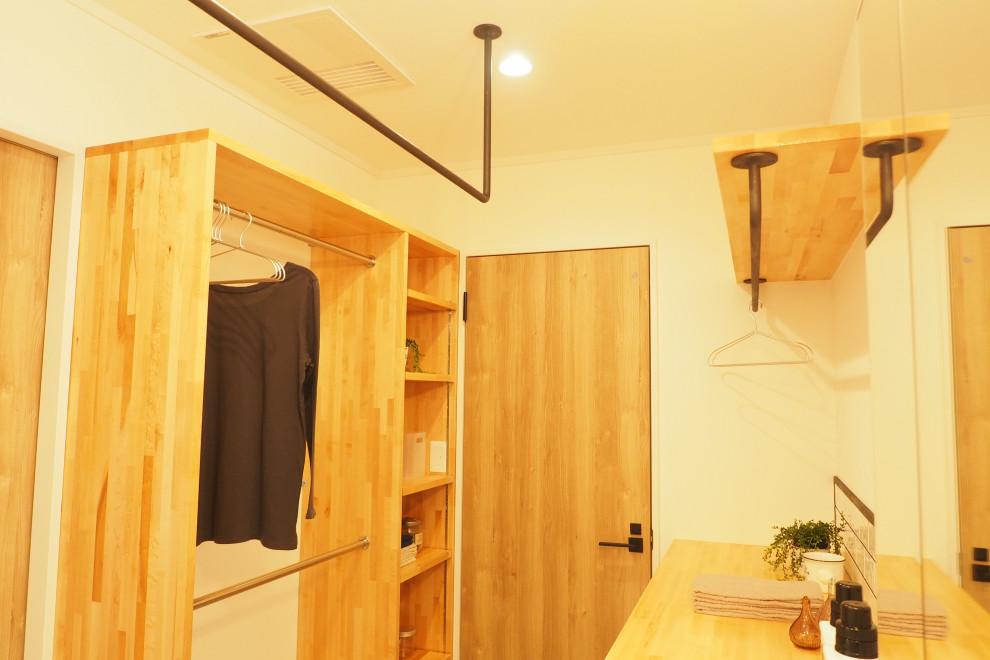 Idéer för ett mellanstort modernt toalett, med skåp i ljust trä, vit kakel, vita väggar och grått golv