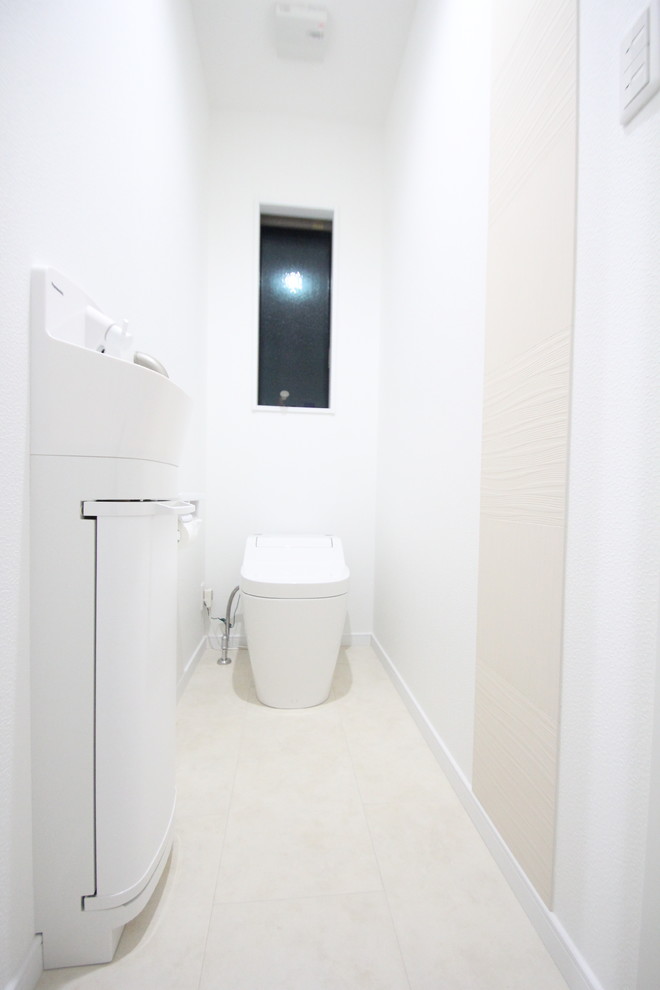 Idee per un bagno di servizio moderno con WC monopezzo, pareti bianche, pavimento in vinile, lavabo sospeso e pavimento bianco