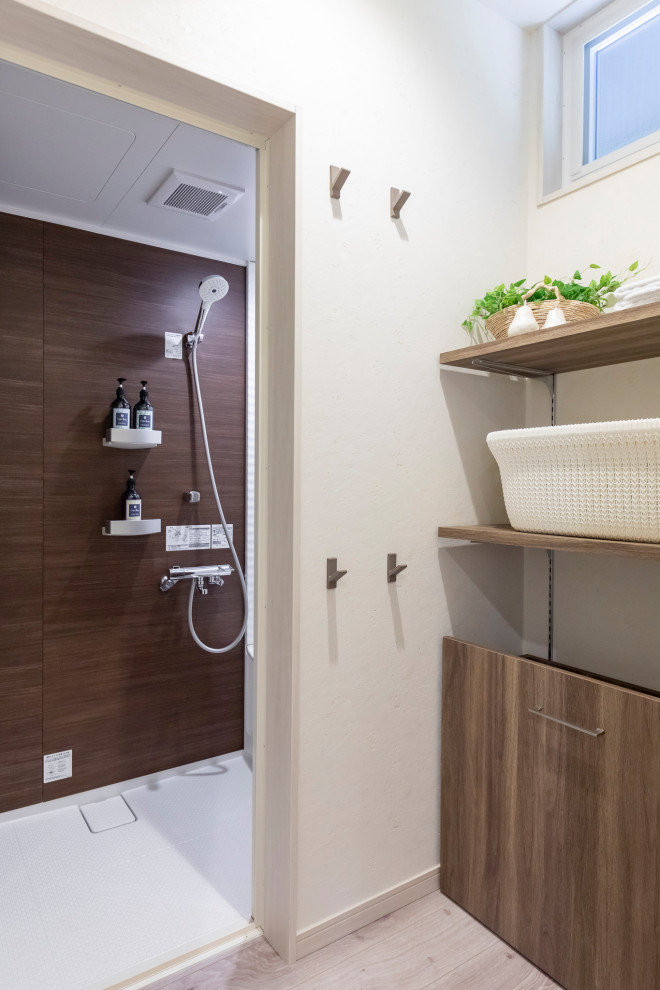 Idéer för ett litet modernt vit toalett, med luckor med profilerade fronter, bruna skåp, en toalettstol med hel cisternkåpa, grå kakel, porslinskakel, grå väggar, plywoodgolv och ett fristående handfat