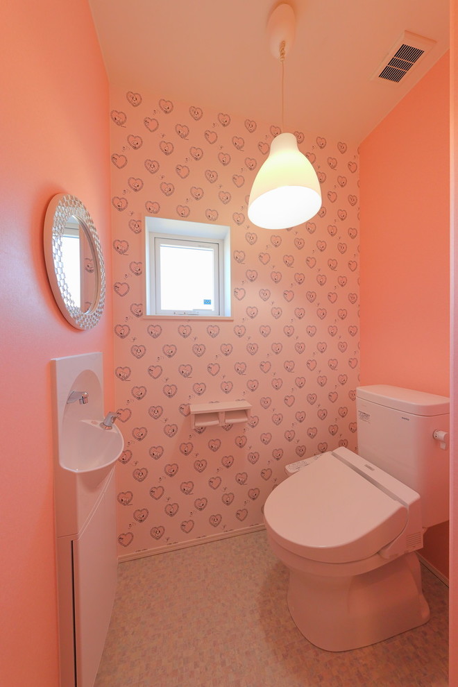 Idée de décoration pour un WC et toilettes nordique avec un placard sans porte, une vasque et un plan de toilette en bois.