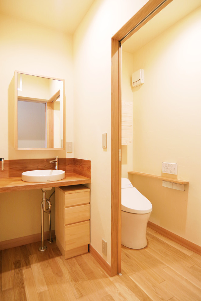 This is an example of a world-inspired cloakroom in Tokyo Suburbs.