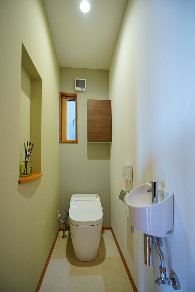 Diseño de aseo blanco de estilo de casa de campo de tamaño medio con lavabo tipo consola, suelo beige, paredes blancas, suelo vinílico, papel pintado y papel pintado