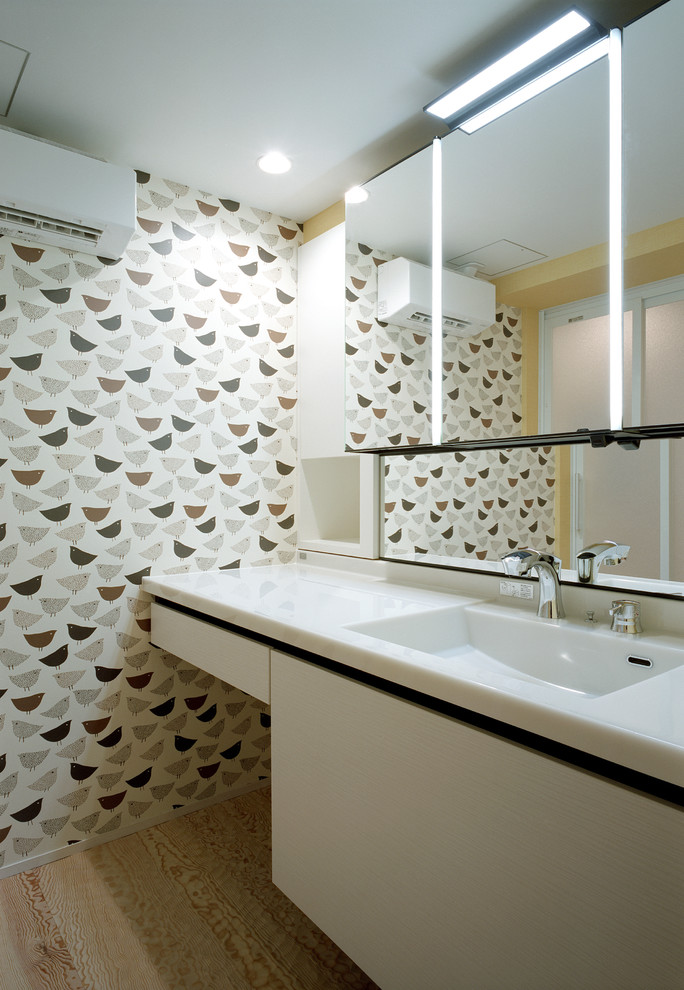 Стильный дизайн: туалет в стиле модернизм с деревянным полом, монолитной раковиной и бежевым полом - последний тренд