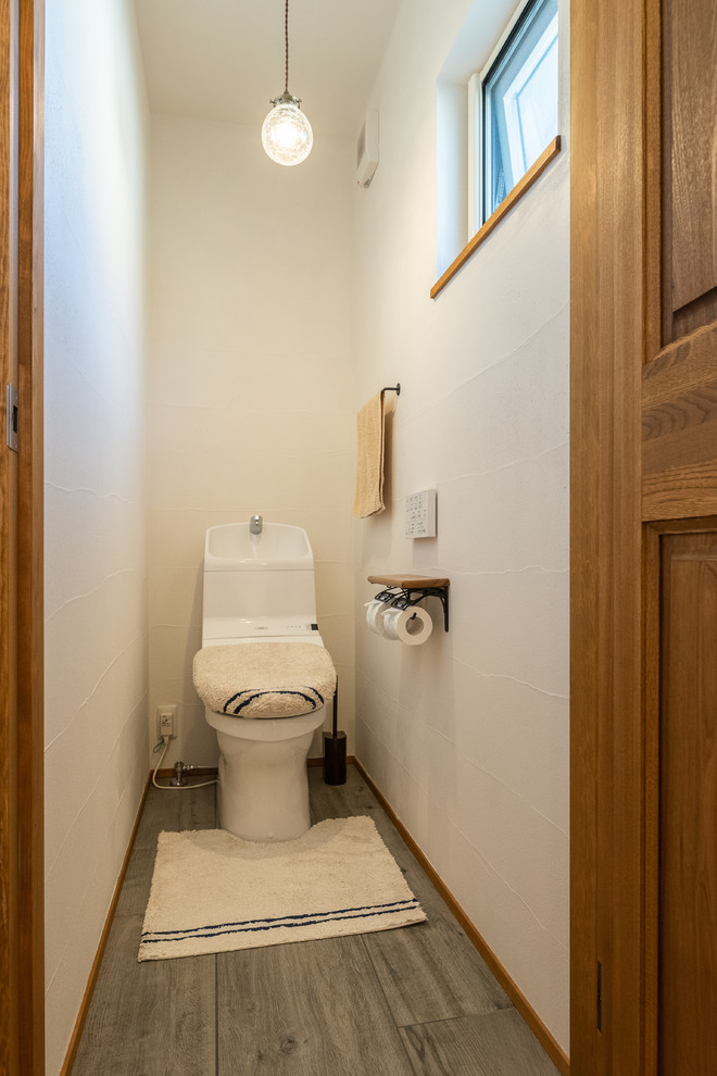 他の地域にある和風のおしゃれなトイレ・洗面所 (白い壁、グレーの床) の写真