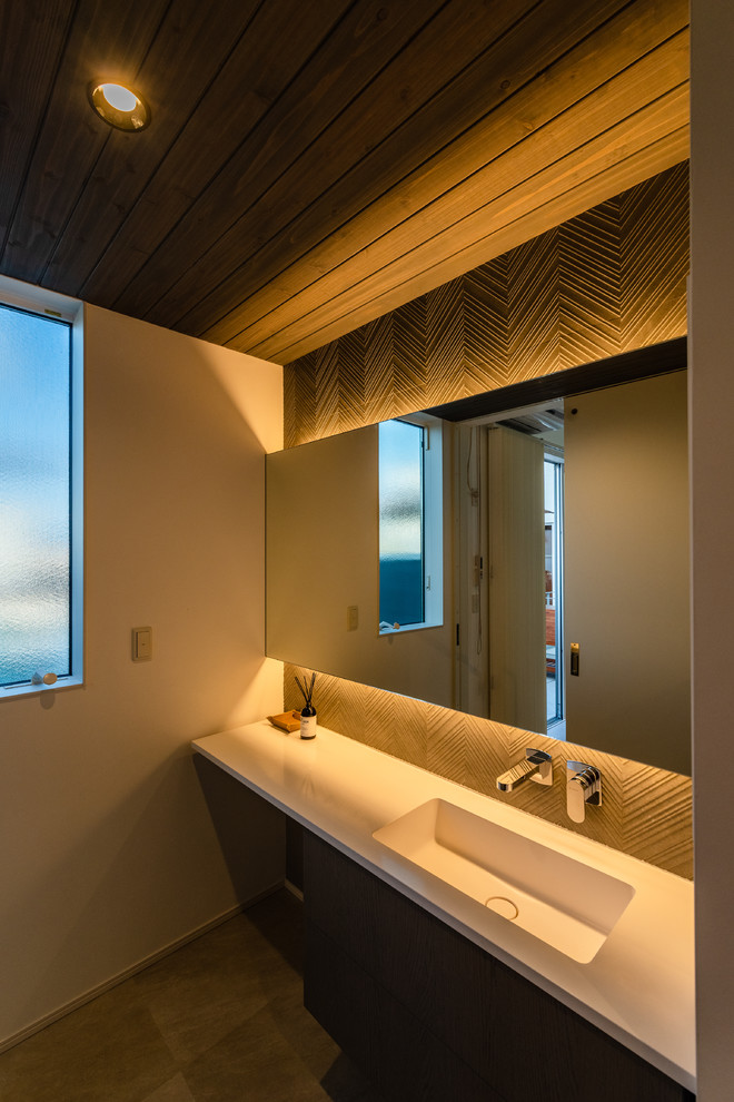 Стильный дизайн: туалет в стиле модернизм с белыми стенами, полом из керамогранита и серым полом - последний тренд