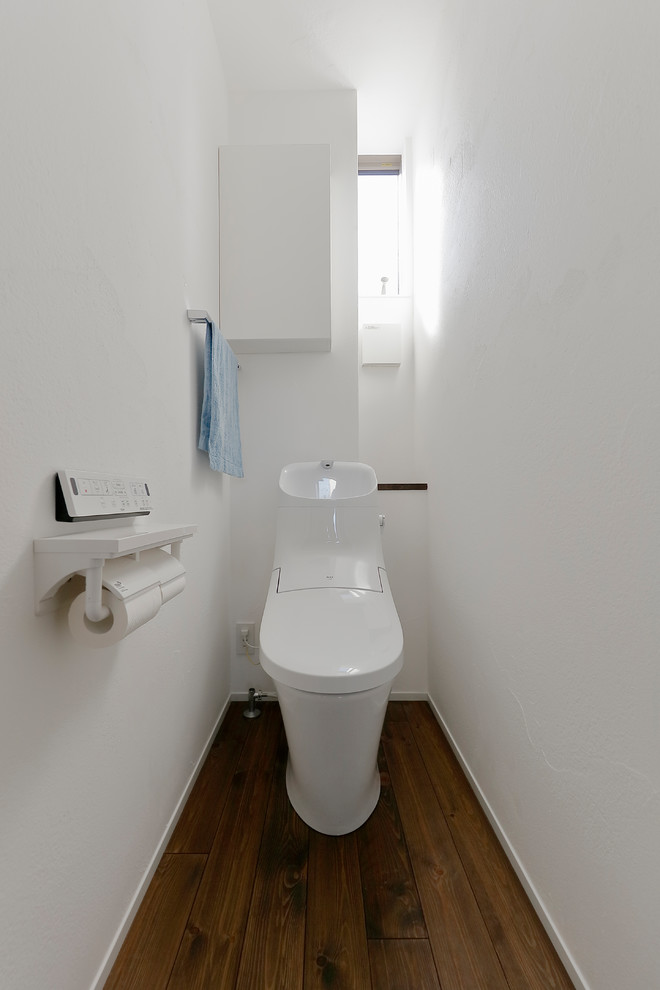 他の地域にあるモダンスタイルのおしゃれなトイレ・洗面所 (白い壁、濃色無垢フローリング、茶色い床) の写真