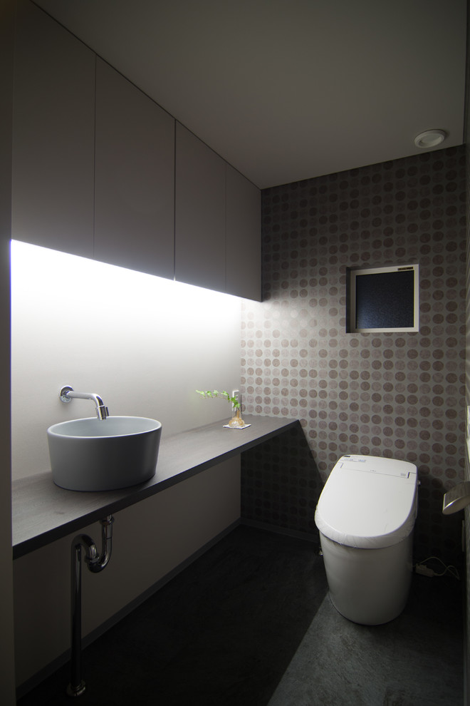 Esempio di un bagno di servizio moderno con pareti grigie, lavabo a bacinella e pavimento grigio