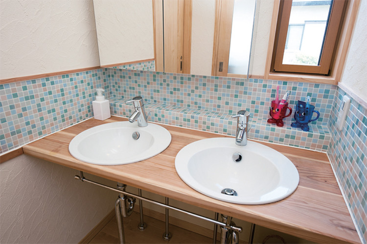 Источник вдохновения для домашнего уюта: туалет в стиле рустика с синей плиткой, белыми стенами и паркетным полом среднего тона