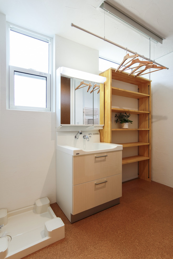 Idee per un bagno di servizio minimalista con pareti bianche e pavimento in sughero