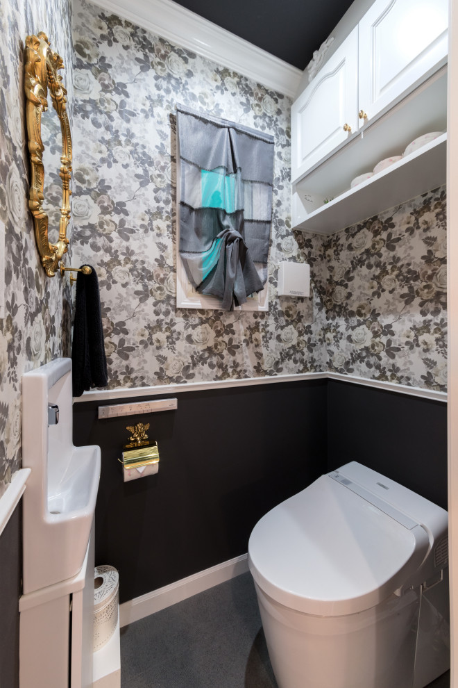 Inspiration för ett litet vintage toalett, med möbel-liknande, vita skåp, en toalettstol med hel cisternkåpa, flerfärgade väggar, linoleumgolv och grått golv