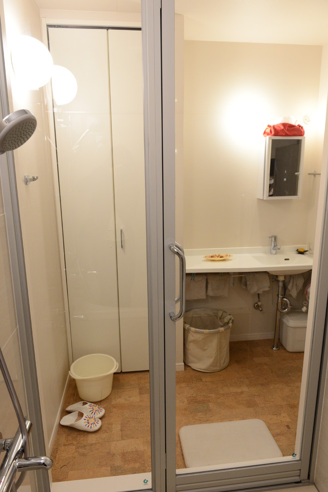 Свежая идея для дизайна: туалет в стиле модернизм с белыми стенами, пробковым полом, врезной раковиной, столешницей из искусственного камня и коричневым полом - отличное фото интерьера