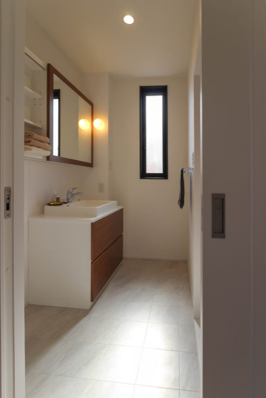 Idee per un bagno di servizio minimalista