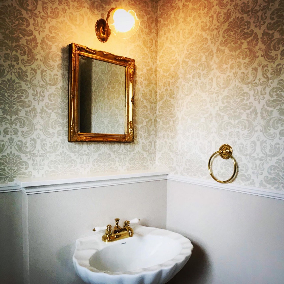 Aménagement d'un grand WC et toilettes romantique avec des portes de placard blanches, WC à poser, un mur beige, un sol en vinyl, un lavabo de ferme, un plan de toilette en surface solide, un sol beige, meuble-lavabo sur pied, un plafond en papier peint et du papier peint.