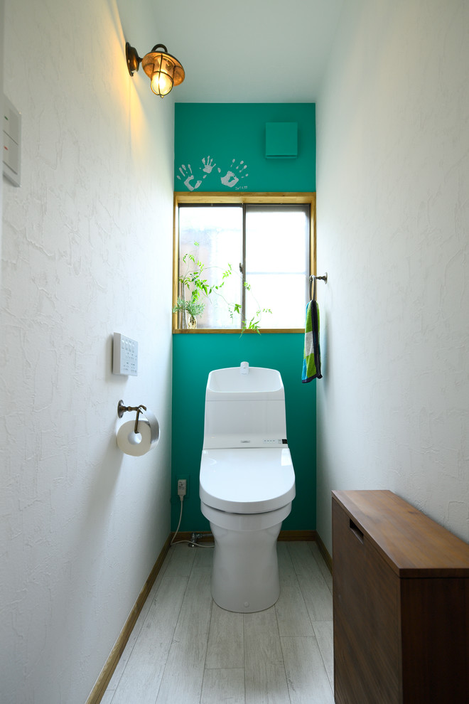 東京23区にある北欧スタイルのおしゃれなトイレ・洗面所 (フラットパネル扉のキャビネット、濃色木目調キャビネット、マルチカラーの壁、塗装フローリング、グレーの床) の写真
