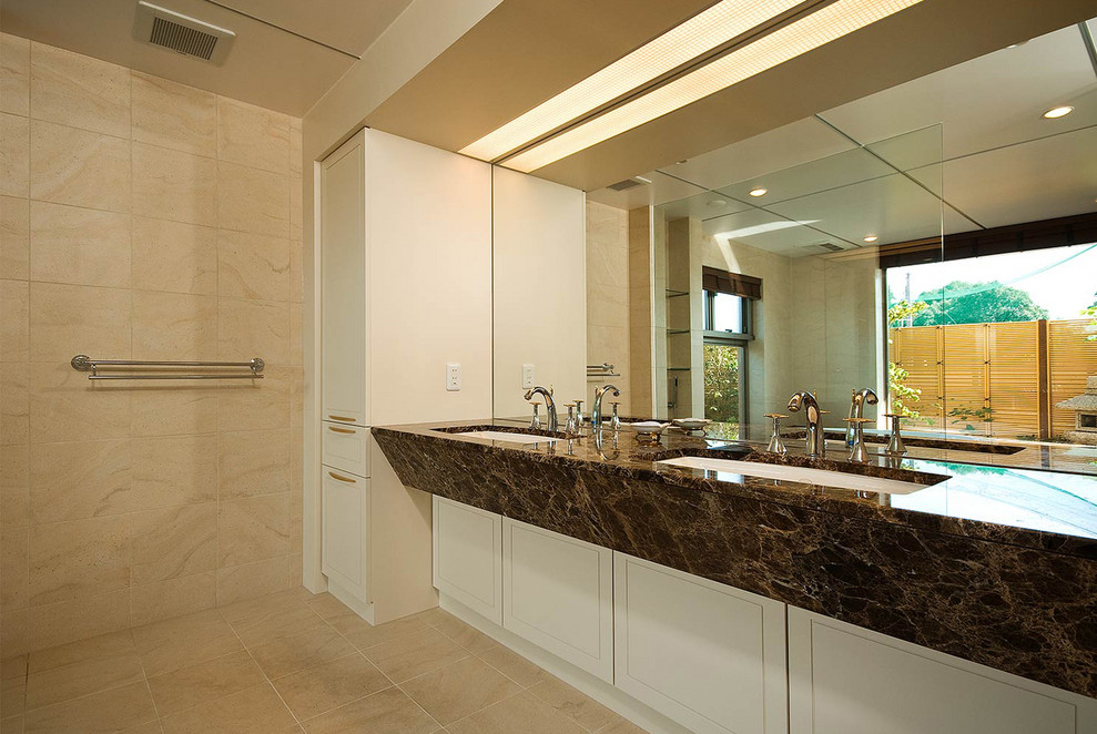 Esempio di un bagno di servizio vittoriano con ante bianche, piastrelle beige, pareti bianche, lavabo sottopiano, pavimento beige e top marrone