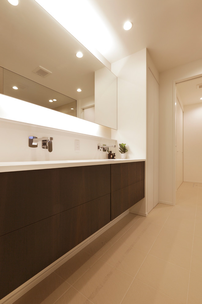 Exempel på ett modernt toalett, med skåp i mörkt trä, vita väggar och beiget golv