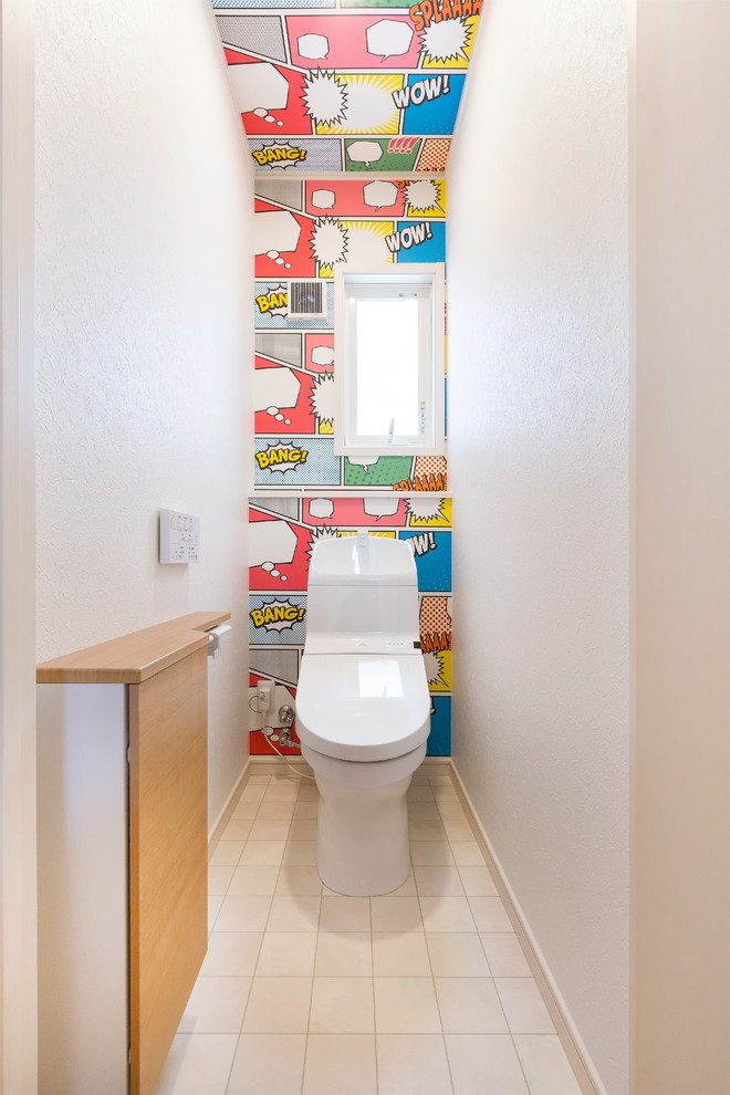 他の地域にあるトランジショナルスタイルのおしゃれなトイレ・洗面所 (一体型トイレ	、ベージュの壁、ベージュの床、クッションフロア) の写真