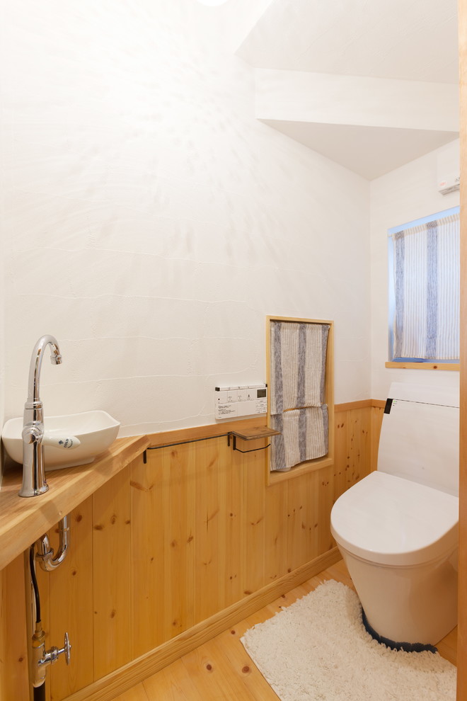 他の地域にあるアジアンスタイルのおしゃれなトイレ・洗面所 (オープンシェルフ、無垢フローリング、茶色い床) の写真