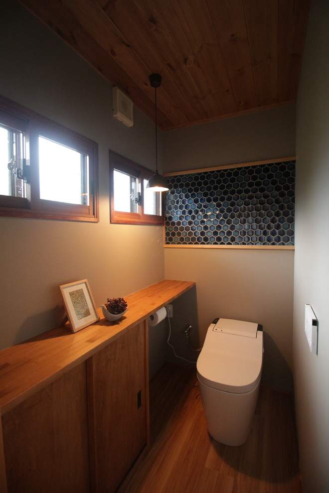Свежая идея для дизайна: туалет в восточном стиле - отличное фото интерьера