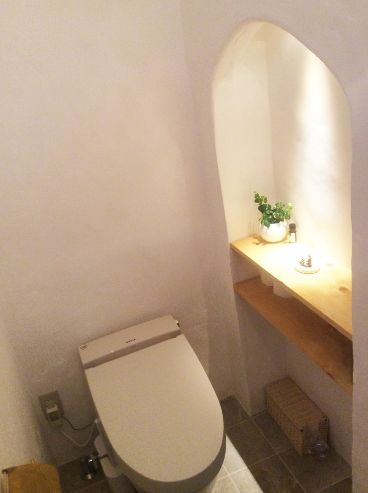 Идея дизайна: туалет в скандинавском стиле с полом из терракотовой плитки и серым полом