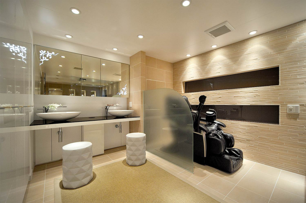 Idée de décoration pour un WC et toilettes victorien avec des portes de placard blanches, un carrelage beige, un mur blanc, une vasque, un sol beige et un plan de toilette noir.