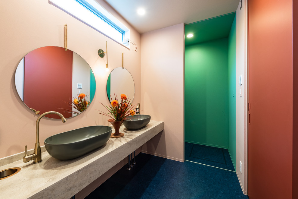 Foto di un bagno di servizio etnico con pareti bianche, lavabo a bacinella e pavimento blu