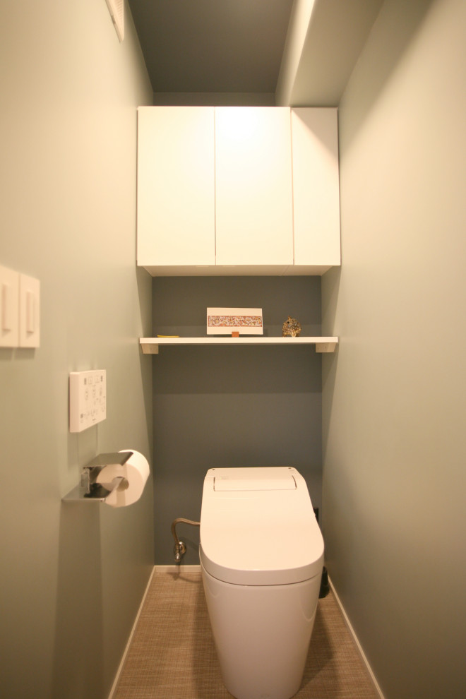 Idées déco pour un petit WC et toilettes moderne avec WC à poser, un sol en linoléum et un sol beige.