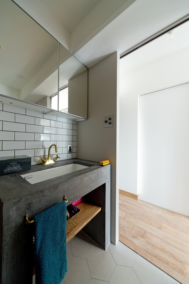 Свежая идея для дизайна: туалет в стиле лофт с открытыми фасадами, белой плиткой, плиткой кабанчик, белыми стенами, врезной раковиной, столешницей из бетона и бежевым полом - отличное фото интерьера