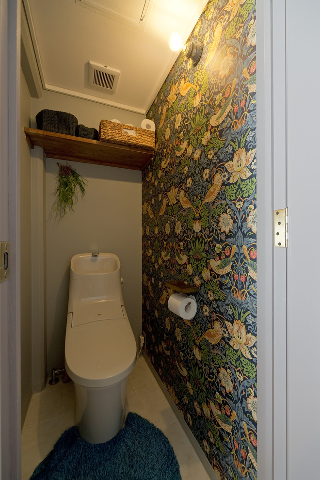 Moderne Gästetoilette mit offenen Schränken, Toilette mit Aufsatzspülkasten, weißen Fliesen, Metrofliesen, weißer Wandfarbe, Unterbauwaschbecken, Beton-Waschbecken/Waschtisch und beigem Boden in Osaka