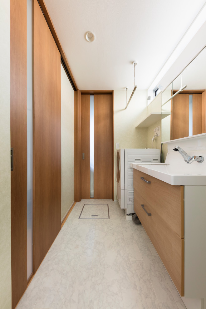 Mittelgroße Moderne Gästetoilette mit hellbraunen Holzschränken, Toilette mit Aufsatzspülkasten, weißer Wandfarbe, Sperrholzboden, integriertem Waschbecken, weißem Boden, Tapetendecke und Tapetenwänden in Tokio