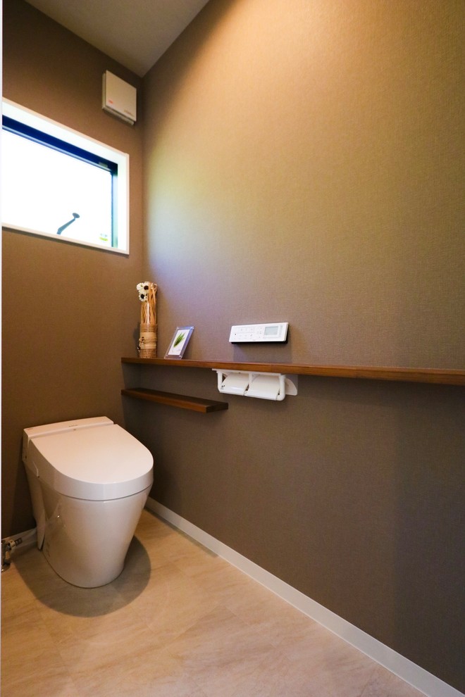 Réalisation d'un WC et toilettes chalet avec un mur gris.