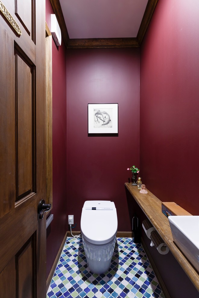 Foto de aseo de estilo americano con paredes púrpuras, lavabo sobreencimera y suelo multicolor