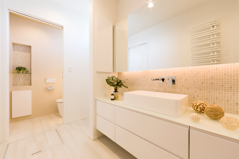 他の地域にあるラスティックスタイルのおしゃれなトイレ・洗面所 (白いキャビネット、ベージュのタイル、白い壁、ベージュの床、白い洗面カウンター) の写真