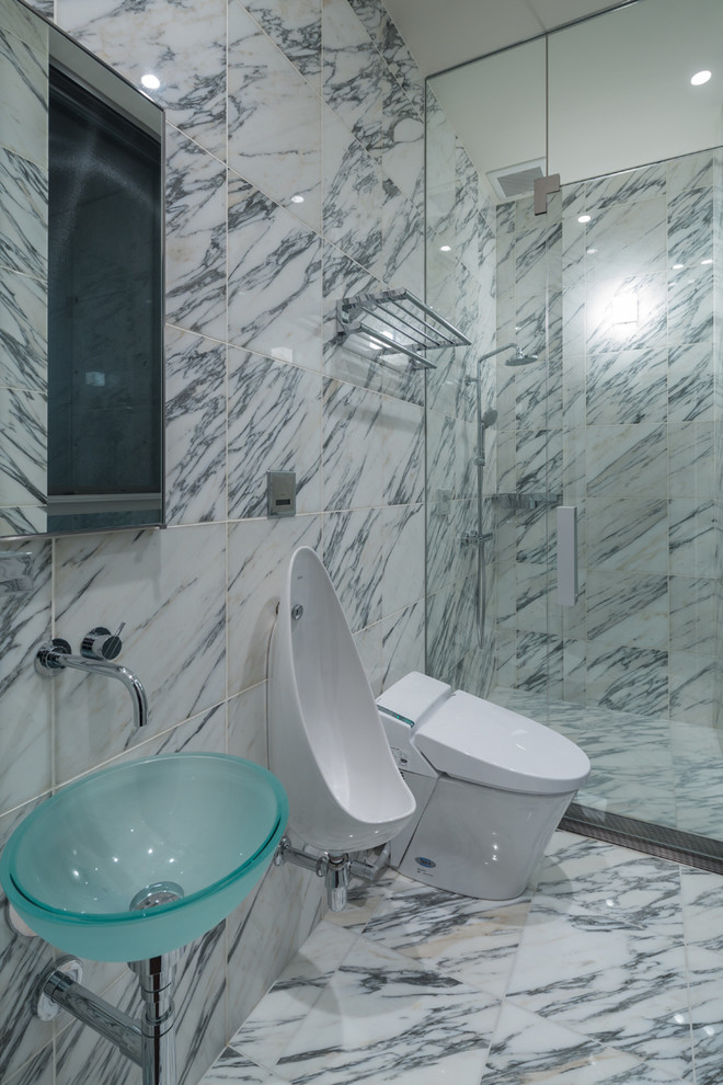 Idées déco pour un WC et toilettes contemporain avec un sol en marbre et un sol gris.