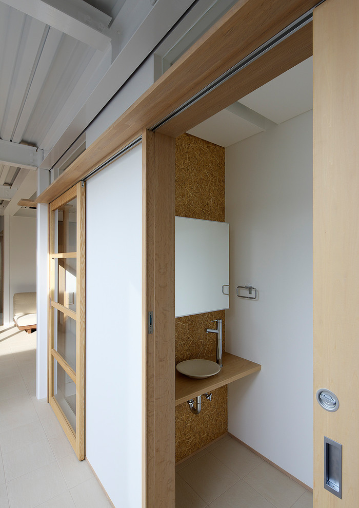 大阪にある小さなアジアンスタイルのおしゃれなトイレ・洗面所 (白い壁、ベッセル式洗面器、木製洗面台、ベージュの床、ベージュのカウンター) の写真