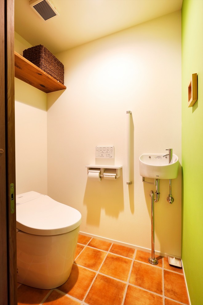 東京都下にある地中海スタイルのおしゃれなトイレ・洗面所の写真