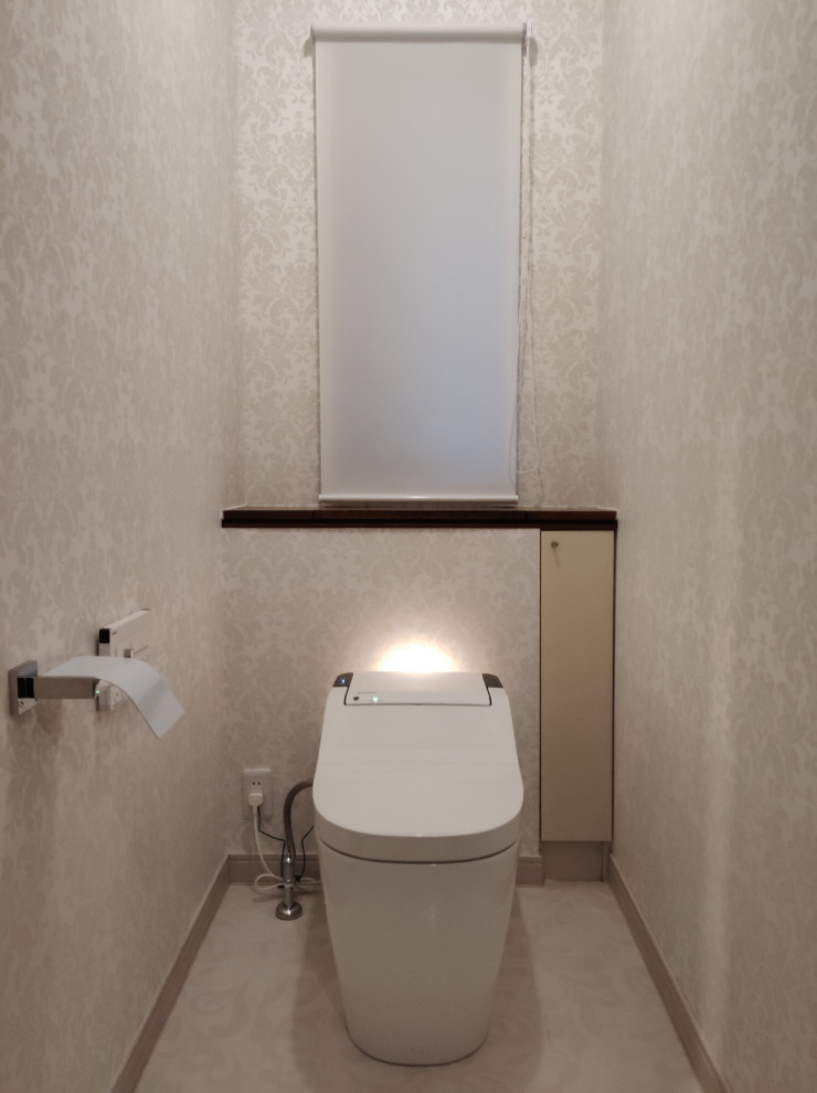 Diseño de aseo moderno pequeño con sanitario de una pieza, paredes blancas, suelo vinílico, suelo blanco, papel pintado y papel pintado
