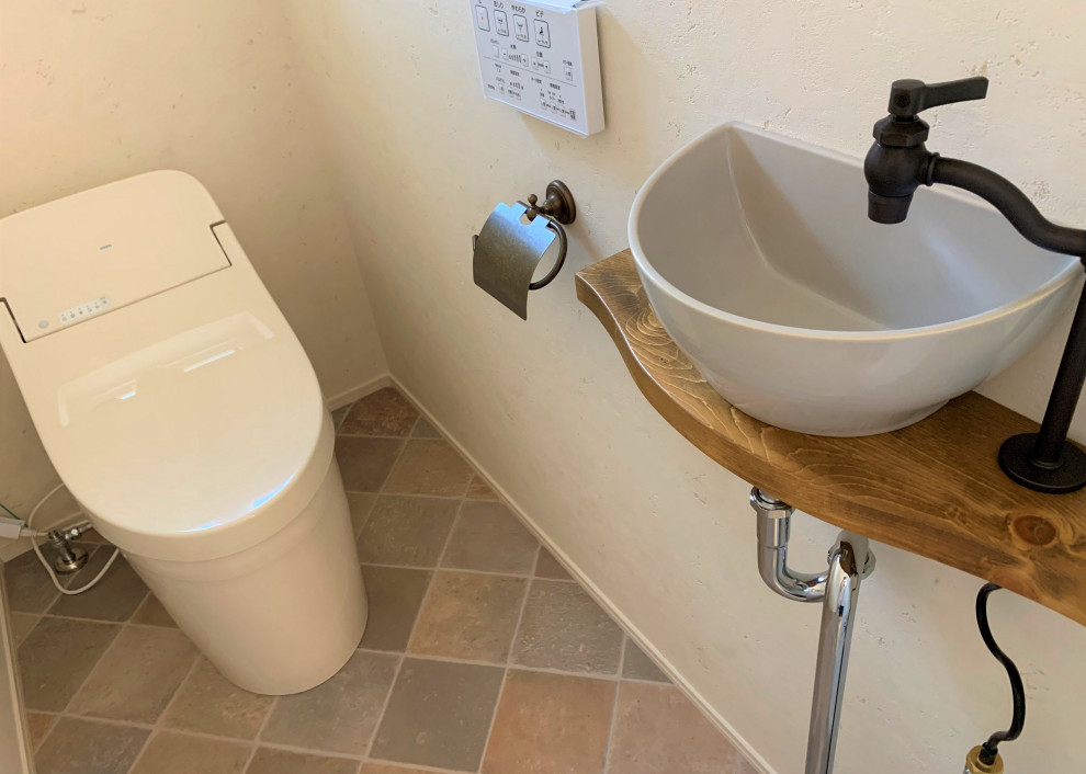 Idée de décoration pour un WC et toilettes champêtre en bois vieilli avec un mur blanc, un lavabo suspendu, un plan de toilette marron, meuble-lavabo sur pied, un plafond en papier peint et du papier peint.