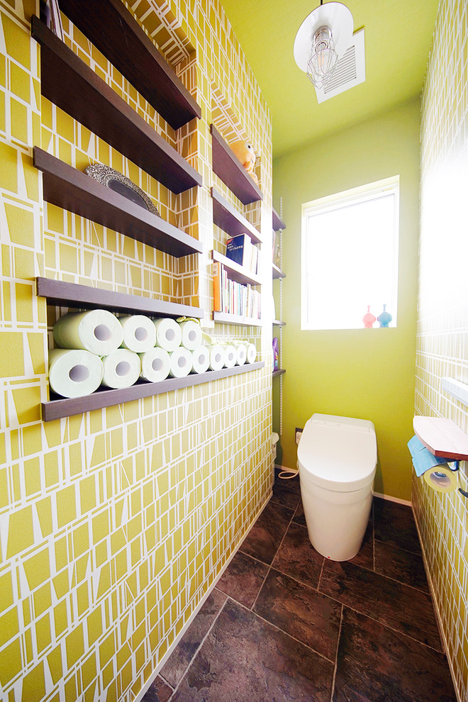 Exempel på ett industriellt toalett, med öppna hyllor, gula väggar och brunt golv