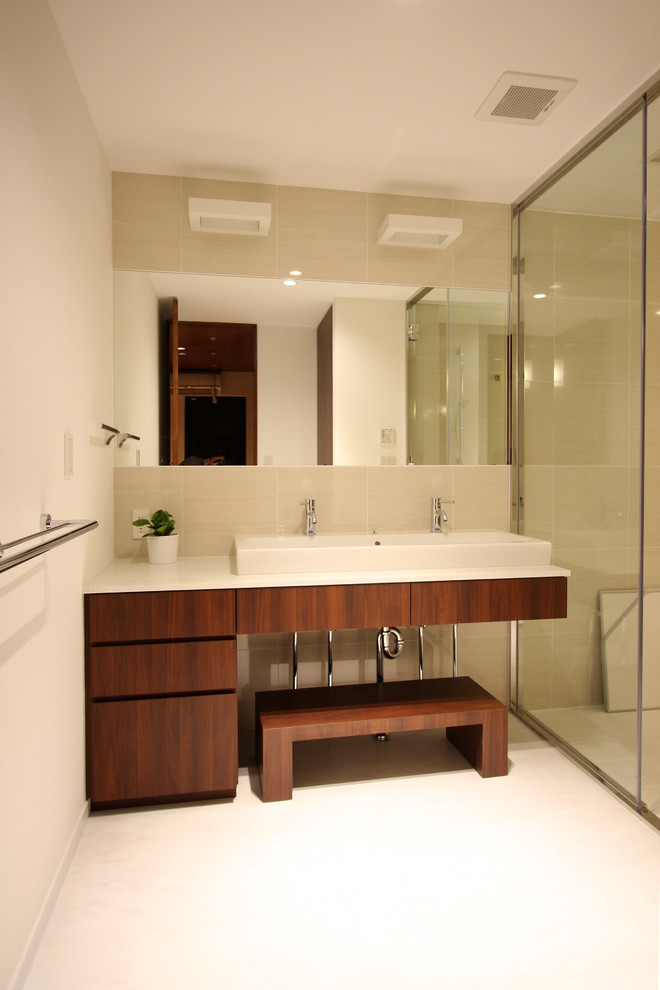 Exemple d'un WC et toilettes tendance en bois foncé de taille moyenne avec un placard à porte plane, un carrelage beige, des carreaux de céramique, un mur blanc, un plan de toilette en quartz modifié, un lavabo posé, un sol blanc et un sol en linoléum.