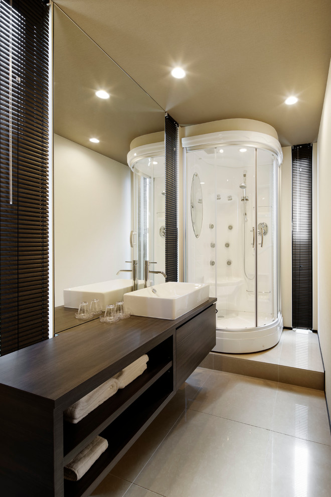 横浜にある地中海スタイルのおしゃれなトイレ・洗面所 (白い壁、ベッセル式洗面器、ベージュの床) の写真