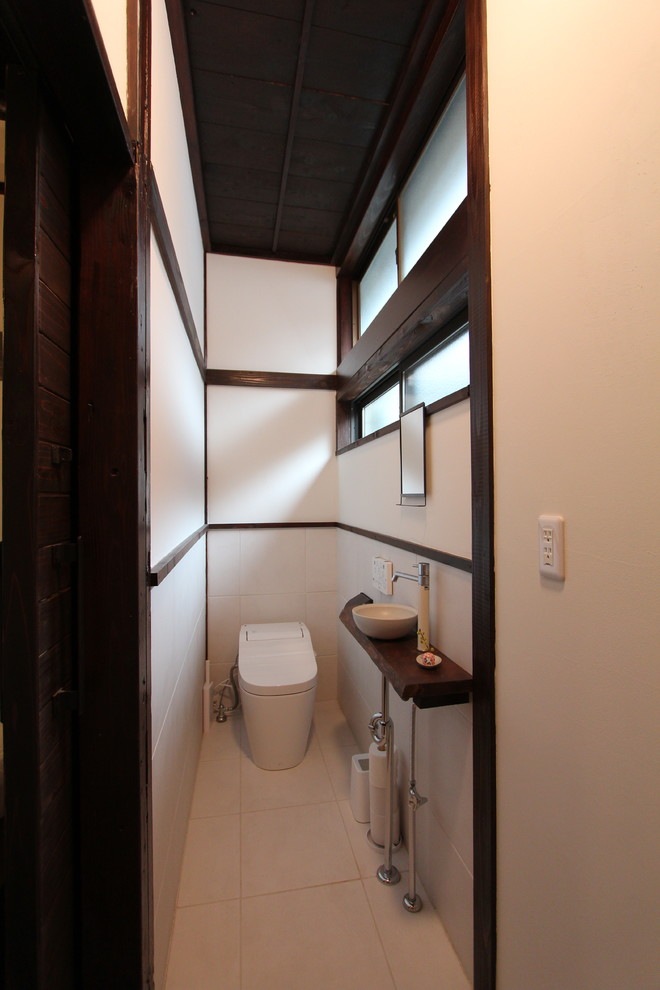 他の地域にある和風のおしゃれなトイレ・洗面所 (白い壁、ベッセル式洗面器、白い床) の写真
