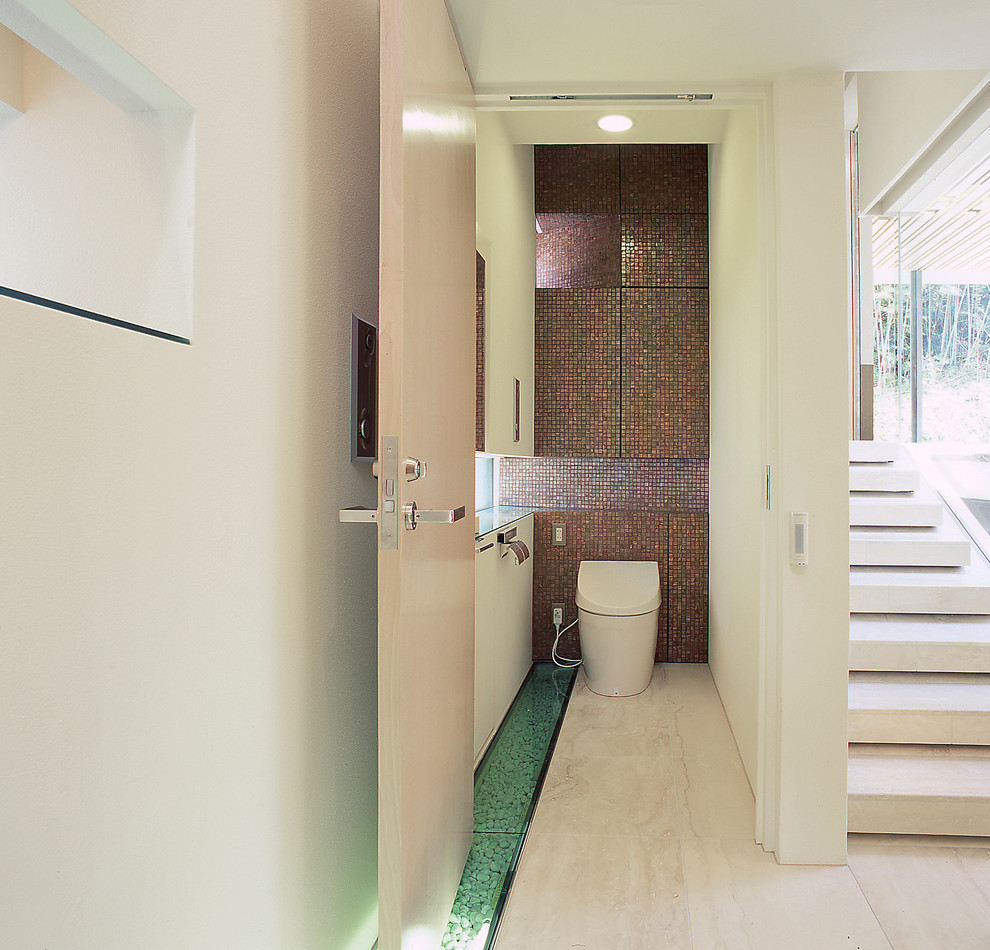 他の地域にあるコンテンポラリースタイルのおしゃれなトイレ・洗面所 (白い壁、ベージュの床) の写真